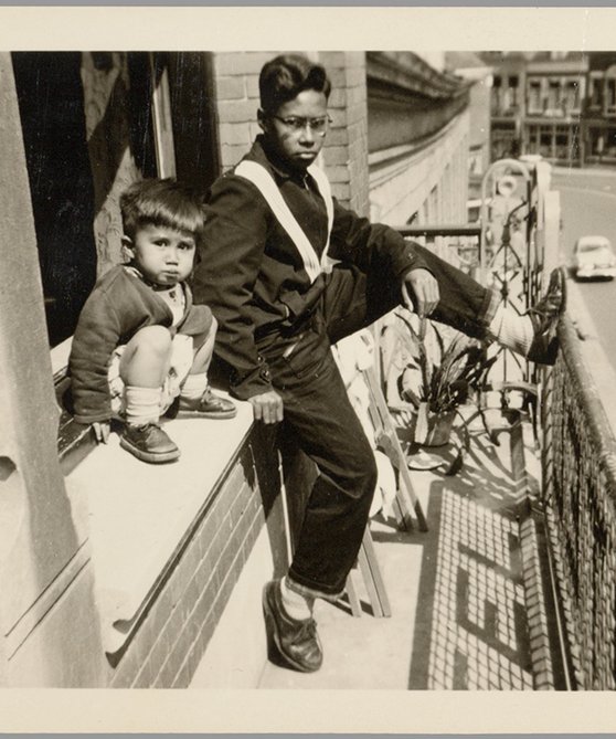 Emmy Verhoeff - Twee Indische kinderen zitten in het raam van contractpension het Oranjehotel in Dordrecht - ca. 1955-1956