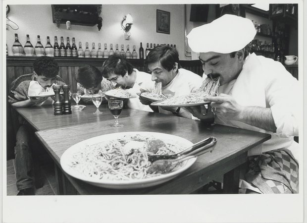 A. Molendijk - Personeel van pizzeria Piccola Italia op de Voorstraat - Circa 1985