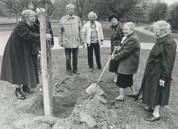 H. Veenstra - Charlotte van Praag (1910-2002) plant een boom in het Weizigtpark - 1990